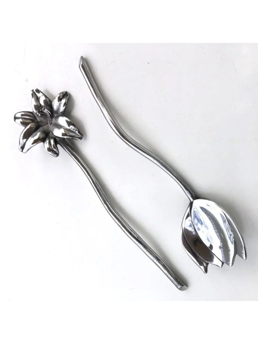 Mariposa Brillante Aluminum Flower Salad Servers Cast Metal Utensils Set